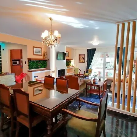 Apartment Sarakin's Mansion Luxury Retreat
