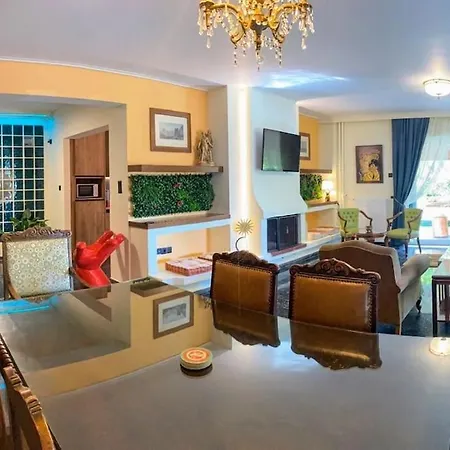 Sarakin's Mansion Luxury Retreat *